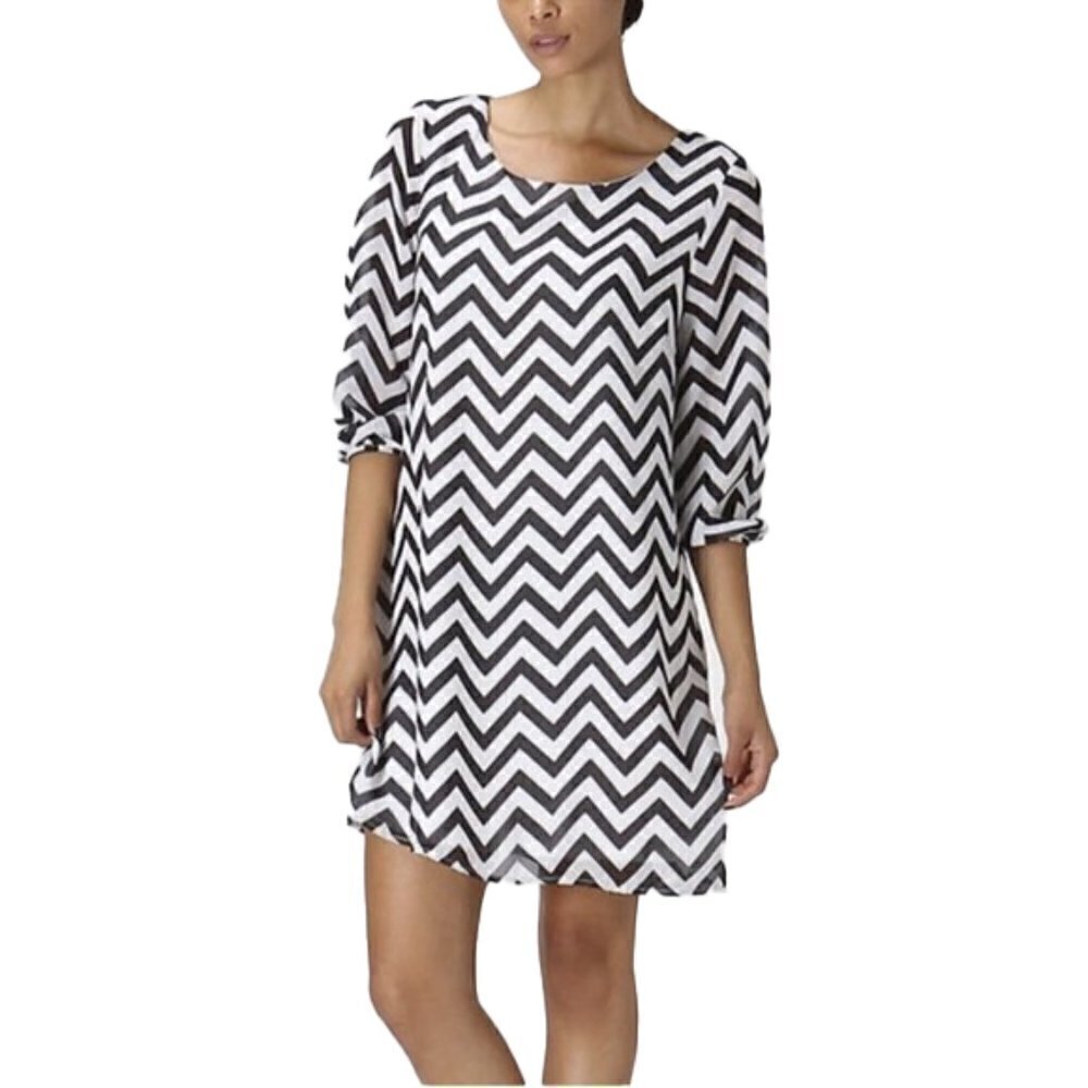🆕 Charming Charlie Chevron Print v neck dress Size M